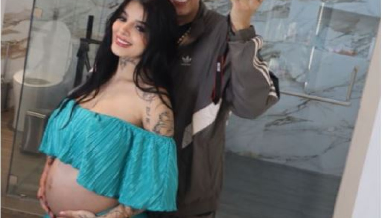 Karely Ruiz comparte foto con el papá de su bebé