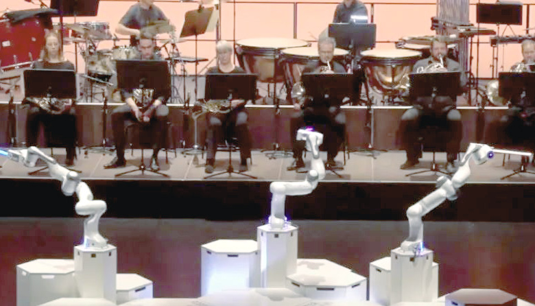 Robot con tres brazos dirige orquesta alemana