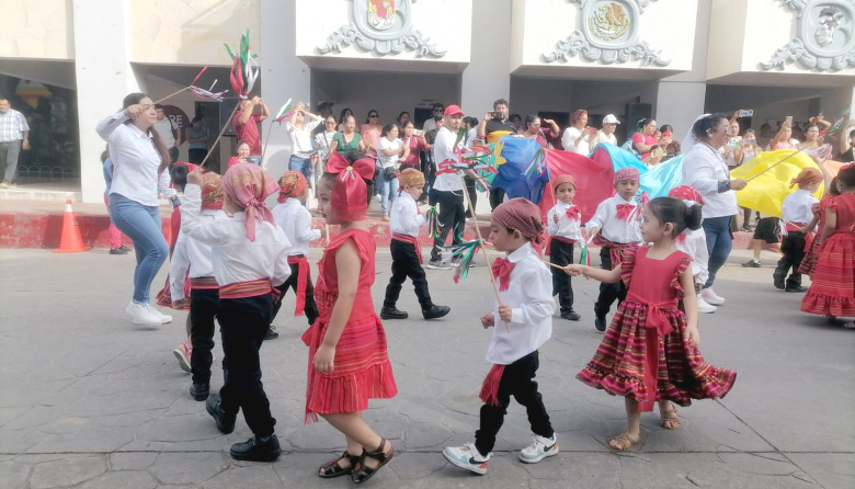 Participan prescolares en desfile del 20 de noviembre