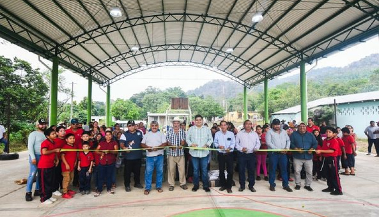 Jorge Cabrera inaugura techado de cancha