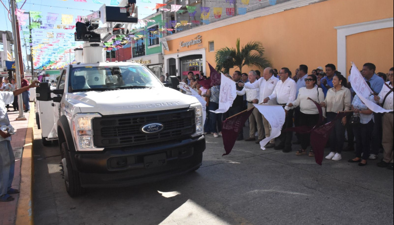 Fortalece Pemex los servicios públicos de Centla con la entrega de una grúa