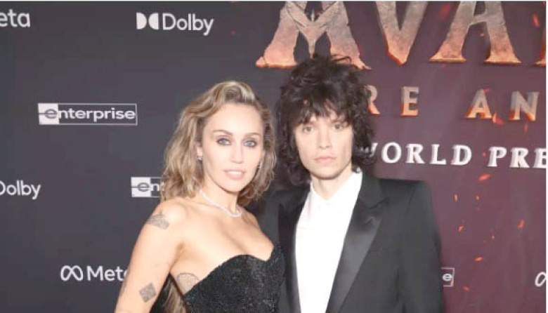 Miley Cyrus presume anillo de compromiso