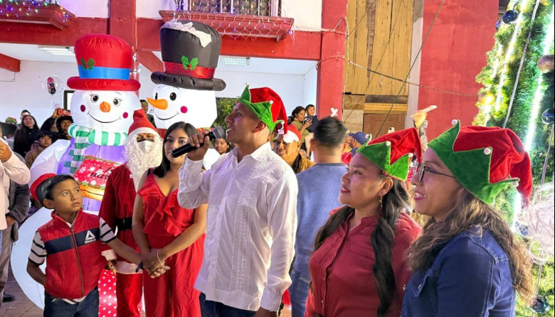 Exitoso encendido del Árbol Navideño en Altamirano