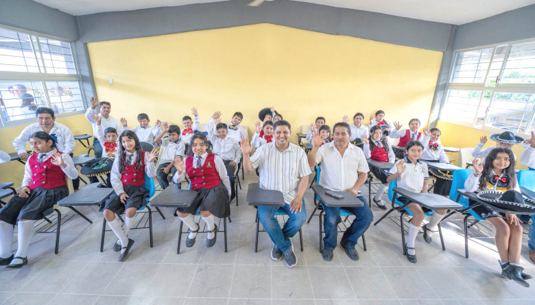 Jorge Cabrera entrega aulas en primaria de Palenque