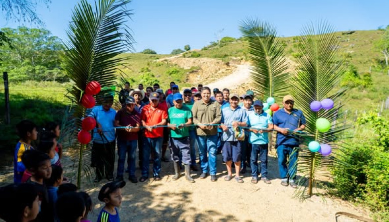 Jorge Cabrera inaugura Camino  Cosechero en Boca Chancalá