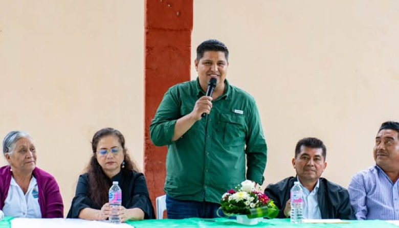 Inauguran aula en escuela bilingüe de Palenque