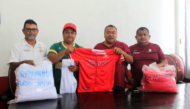 Porfirio Correa entregan uniformes para torneo de béisbol