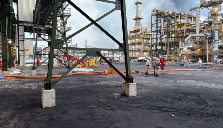 Controlan incendio en Refinería Olmeca; sin lesionados