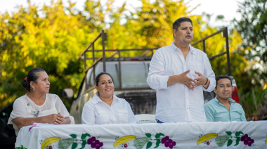 Jorge Cabrera inaugura  red de energía eléctrica  en Los Laureles