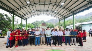 Jorge Cabrera inaugura techado de cancha