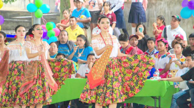 Demostración de bailes folclóricos en Nuevo Limar