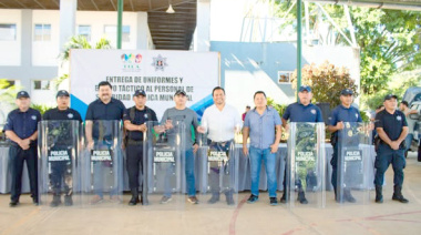 Neiser Hernández hace entrega de equipo a policías