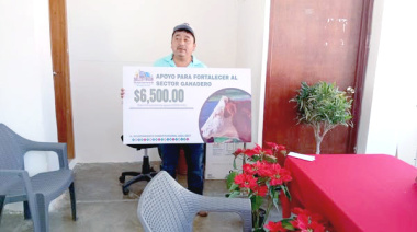 Entrega de apoyo a ganaderos en Salto de Agua