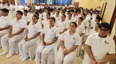 Alumnos de enfermería  del CECYT 19 reciben  Cofias e insignias