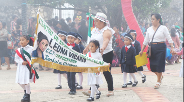 Desfile conmemorativo del Día de la Bandera en Tumbalá