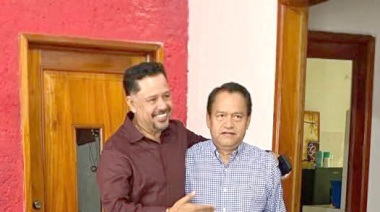 Carlos Morelos se reúne con Mario Guillén