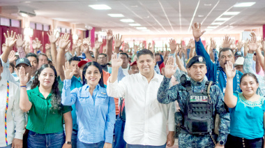 Entregan uniformes y radios a autoridades ejidales en Palenque