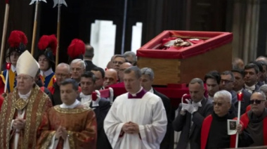 El cuerpo del Papa Francisco es trasladado a la Basílica de San Pedro: un último adiós en Roma