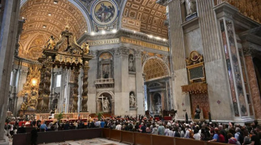 Miles de personas despiden al Papa Francisco