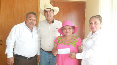 Porfirio Correa entrega  apoyo al sector ganadero