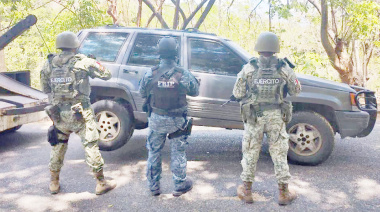 Aseguran vehículos blindados