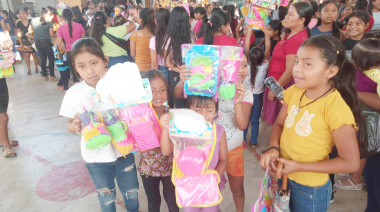 Neiser Hernández entrega juguetes en Nueva Esperanza