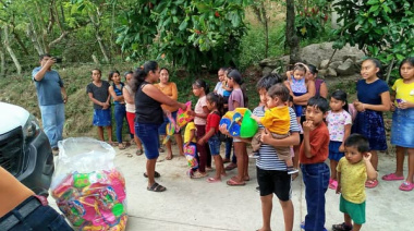 Festejan a la niñez en Petalcingo con juguetes y sonrisas