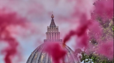Activistas católicas alzan la voz en el Vaticano con una “fumata rosa” en reclamo de igualdad