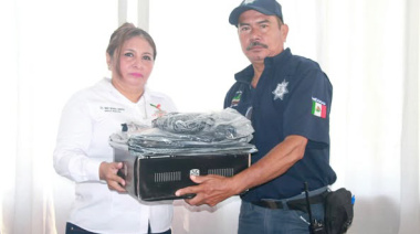 Entregan uniformes tácticos a policías de La Libertad