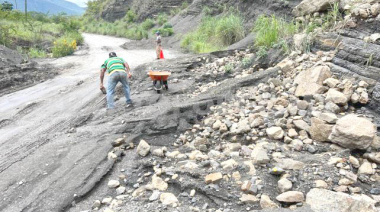 Lluvias causan derrumbes en carretera
