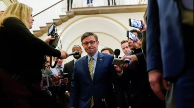 Cámara Baja de EU avala impuesto de 3.5 % a remesas