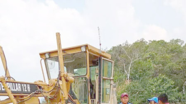 Mejoran camino en la región de Wilibjá, Chilón
