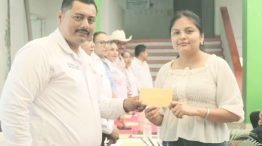 La Libertad hace entrega de becas a estudiantes