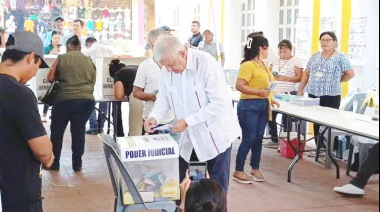 López Obrador vota en histórica elección judicial