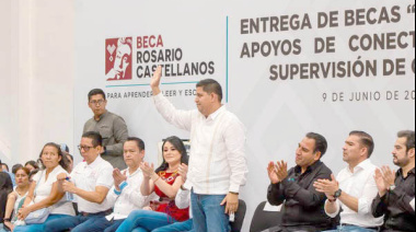 Jorge Cabrera acompaña a ERA en entrega de becas