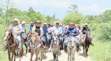 Humberto Sánchez participa en tradicional cabalgata