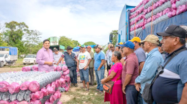 Jorge Cabrera entrega malla  ciclón a comunidades rurales