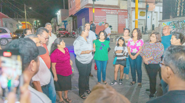 Angélica Méndez camina junto al pueblo