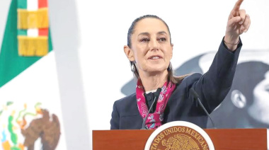 Sheinbaum firma dos decretos en beneficio de maestros