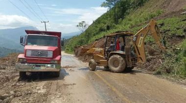 Deslaves bloquean carreteras