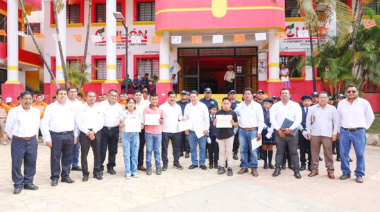 Chilón reconoce a estudiantes destacados