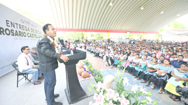 Eduardo Ramírez entrega Becas Rosario Castellanos en Chilón