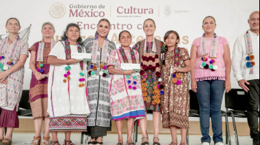 Sheinbaum entrega créditos  a artesanas de Amuzgo