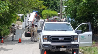 Cae cable de alta tensión, quema a tres personas