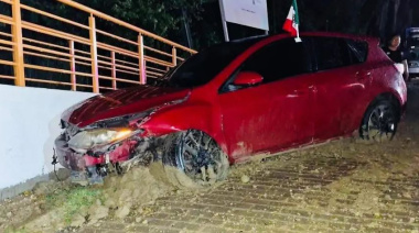 Pierde el control y destroza su coche