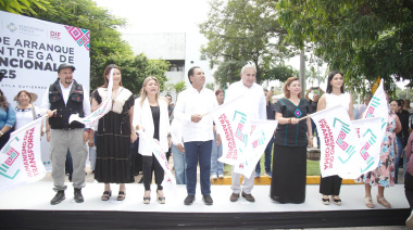 Eduardo Ramírez entrega apoyos funcionales