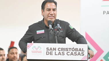 Eduardo Ramírez entrega Becas y kits visuales