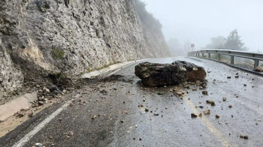 Alertan a automovilistas por caída de rocas