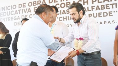 Entrega de becas a alfabetizadores