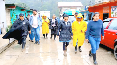 Alcaldesa de Tumbalá recorre zonas afectadas por las lluvias
